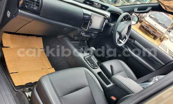 Gura Yakoze Toyota Hilux Green Imodoka i Kampala mu Uganda Gura Yakoze Toyota Hilux Green Imodoka i Kampala mu Uganda