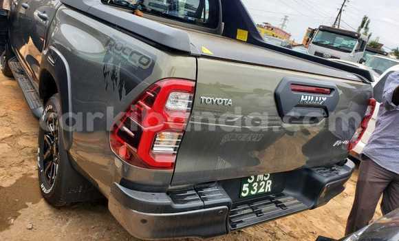 Gura Yakoze Toyota Hilux Green Imodoka i Kampala mu Uganda Gura Yakoze Toyota Hilux Green Imodoka i Kampala mu Uganda
