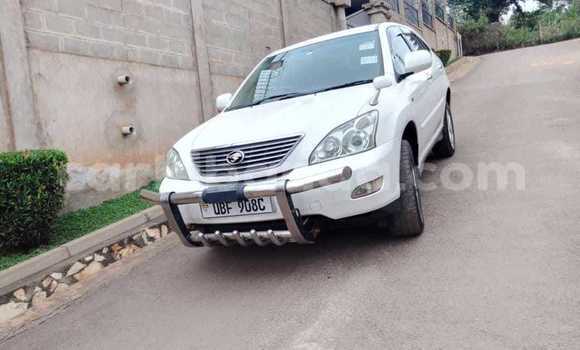 Gura Yakoze Toyota Harrier White Imodoka i Kampala mu Uganda Gura Yakoze Toyota Harrier White Imodoka i Kampala mu Uganda