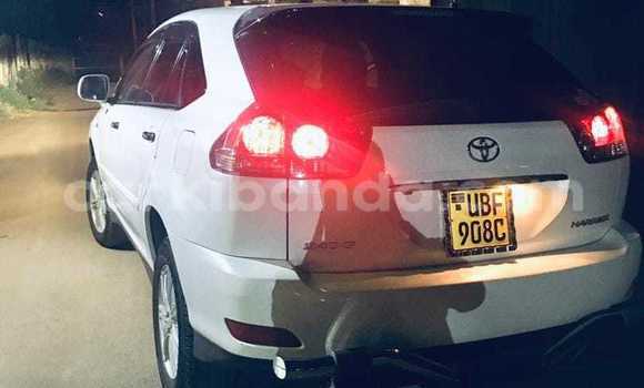 Gura Yakoze Toyota Harrier White Imodoka i Kampala mu Uganda Gura Yakoze Toyota Harrier White Imodoka i Kampala mu Uganda