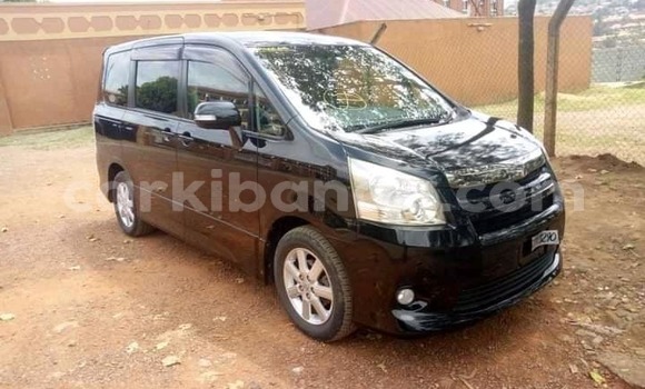 Gura Yakoze Toyota Noah Black Imodoka i Kampala mu Uganda Gura Yakoze Toyota Noah Black Imodoka i Kampala mu Uganda