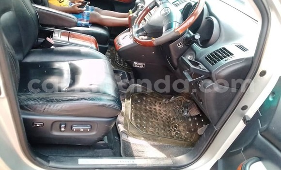 Gura Yakoze Toyota Harrier Black Imodoka i Kampala mu Uganda Gura Yakoze Toyota Harrier Black Imodoka i Kampala mu Uganda