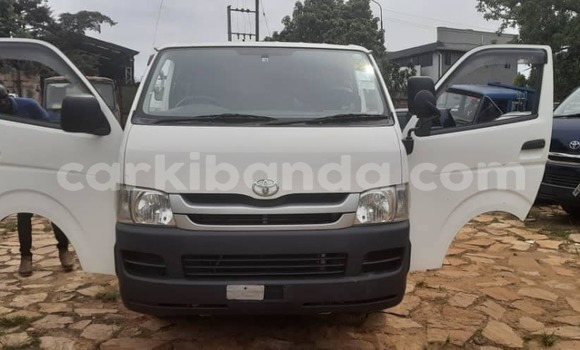 Gura Yakoze Toyota Hiace White Imodoka i Kampala mu Uganda Gura Yakoze Toyota Hiace White Imodoka i Kampala mu Uganda