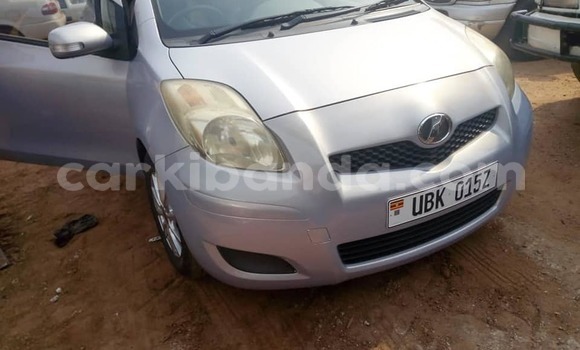 Acheter Occasion Voiture Toyota Vitz Gris à Kampala, Ouganda Acheter Occasion Voiture Toyota Vitz Gris à Kampala, Ouganda