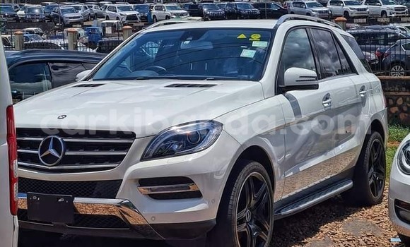 Nunua Ilio tumika Mercedes‒Benz ML–Class Nyeupe Gari ndani ya Kampala nchini Uganda