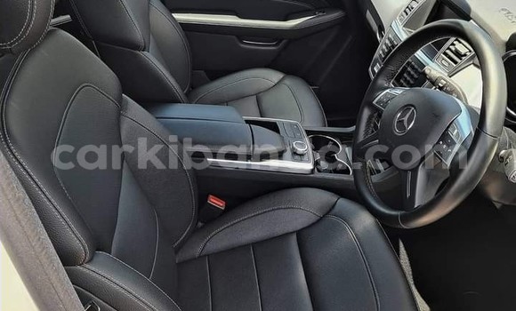 Gura Yakoze Mercedes‒Benz ML–Class White Imodoka i Kampala mu Uganda Gura Yakoze Mercedes‒Benz ML–Class White Imodoka i Kampala mu Uganda