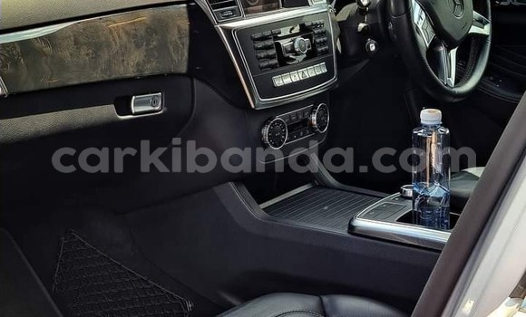 Nunua Ilio tumika Mercedes‒Benz M-klasse Fedha Gari ndani ya Kampala nchini Uganda Nunua Ilio tumika Mercedes‒Benz M-klasse Fedha Gari ndani ya Kampala nchini Uganda