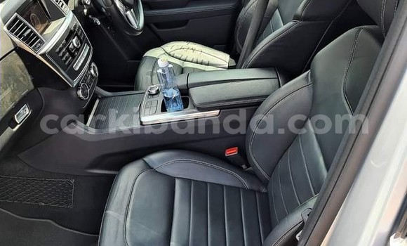 Nunua Ilio tumika Mercedes‒Benz M-klasse Fedha Gari ndani ya Kampala nchini Uganda Nunua Ilio tumika Mercedes‒Benz M-klasse Fedha Gari ndani ya Kampala nchini Uganda