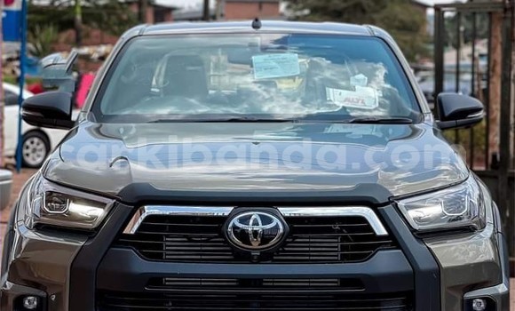 Nunua Ilio tumika Toyota Hilux Beige Gari ndani ya Kampala nchini Uganda