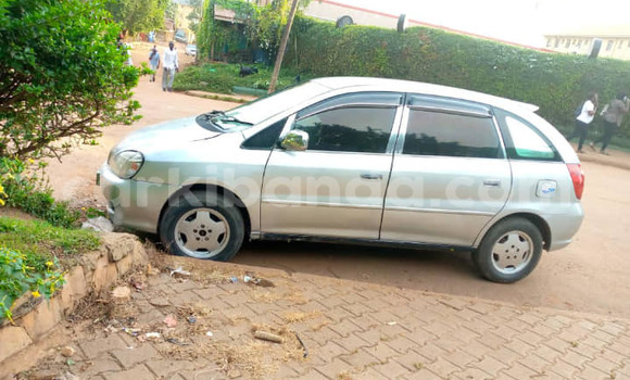 Gura Yakoze Toyota Nadia Silver Imodoka i Kampala mu Uganda Gura Yakoze Toyota Nadia Silver Imodoka i Kampala mu Uganda