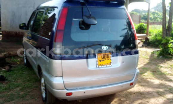Gura Yakoze Toyota Noah Blue Imodoka i Kampala mu Uganda Gura Yakoze Toyota Noah Blue Imodoka i Kampala mu Uganda