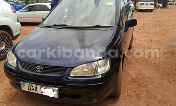 Gura Yakoze Toyota Spacio Blue Imodoka i Kampala mu Uganda
