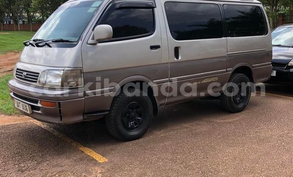 Nunua Ilio tumika Toyota Super Custom Fedha Gari ndani ya Kampala nchini Uganda