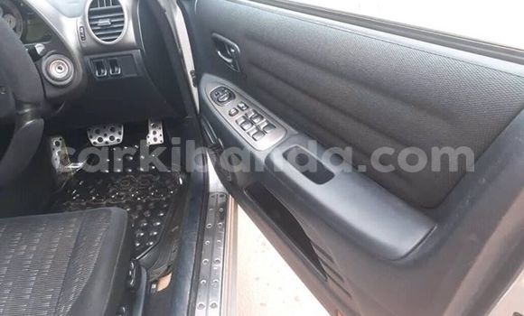 Gura Yakoze Toyota Altezza Silver Imodoka i Kampala mu Uganda Gura Yakoze Toyota Altezza Silver Imodoka i Kampala mu Uganda