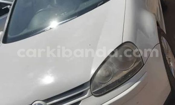Nunua Ilio tumika Volkswagen Golf Nyeupe Gari ndani ya Kampala nchini Uganda