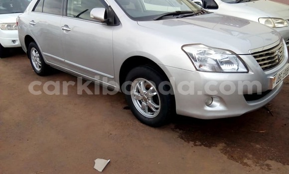 Gura Yakoze Toyota Premio Silver Imodoka i Kampala mu Uganda