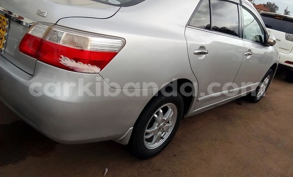 Gura Yakoze Toyota Premio Silver Imodoka i Kampala mu Uganda Gura Yakoze Toyota Premio Silver Imodoka i Kampala mu Uganda