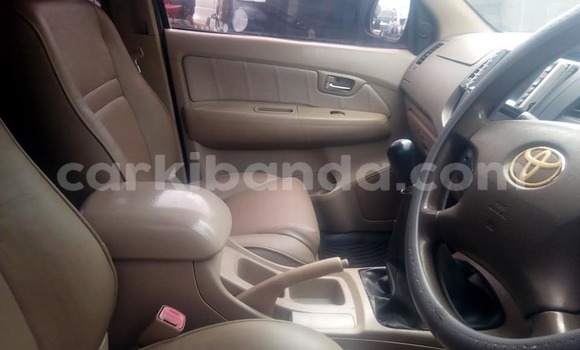Gura Yakoze Toyota Fortuner Brown Imodoka i Kampala mu Uganda Gura Yakoze Toyota Fortuner Brown Imodoka i Kampala mu Uganda