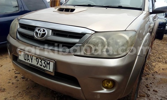 Gura Yakoze Toyota Fortuner Brown Imodoka i Kampala mu Uganda Gura Yakoze Toyota Fortuner Brown Imodoka i Kampala mu Uganda
