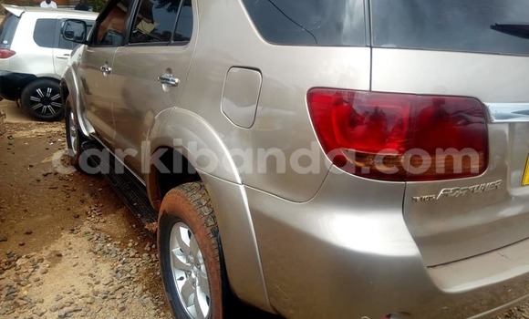 Gura Yakoze Toyota Fortuner Brown Imodoka i Kampala mu Uganda Gura Yakoze Toyota Fortuner Brown Imodoka i Kampala mu Uganda