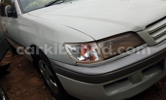 Acheter Occasion Voiture Toyota Premio Blanc à Kampala, Ouganda