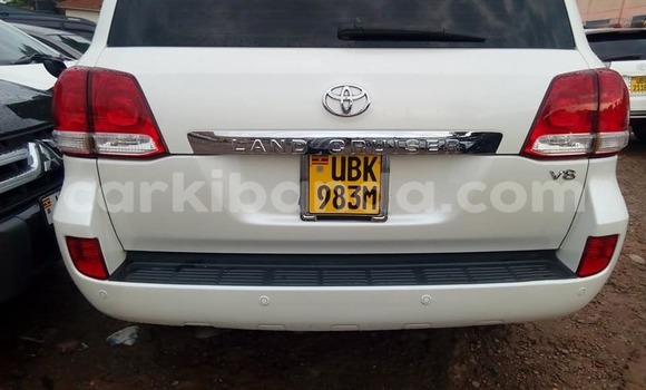 Gura Yakoze Toyota Land Cruiser Prado White Imodoka i Kampala mu Uganda Gura Yakoze Toyota Land Cruiser Prado White Imodoka i Kampala mu Uganda