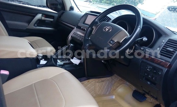 Gura Yakoze Toyota Land Cruiser Prado White Imodoka i Kampala mu Uganda Gura Yakoze Toyota Land Cruiser Prado White Imodoka i Kampala mu Uganda
