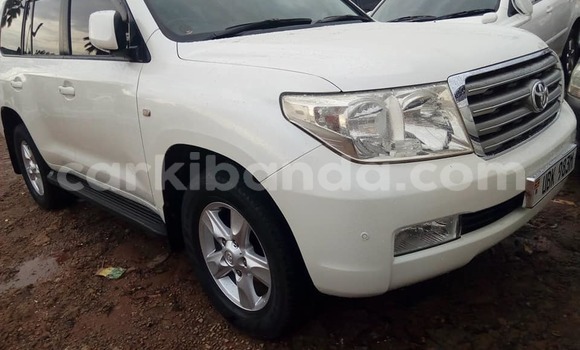 Gura Yakoze Toyota Land Cruiser Prado White Imodoka i Kampala mu Uganda Gura Yakoze Toyota Land Cruiser Prado White Imodoka i Kampala mu Uganda