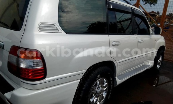 Nunua Ilio tumika Toyota Land Cruiser Nyeupe Gari ndani ya Kampala nchini Uganda Nunua Ilio tumika Toyota Land Cruiser Nyeupe Gari ndani ya Kampala nchini Uganda