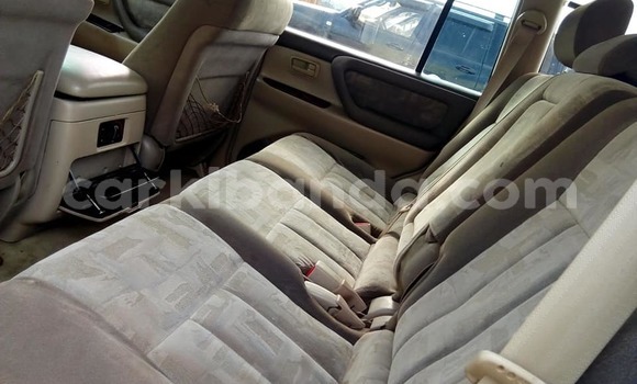 Nunua Ilio tumika Toyota Land Cruiser Nyeupe Gari ndani ya Kampala nchini Uganda Nunua Ilio tumika Toyota Land Cruiser Nyeupe Gari ndani ya Kampala nchini Uganda