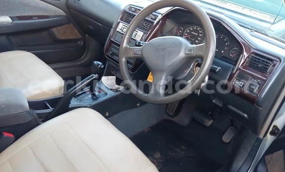 Gura Yakoze Toyota Premio Silver Imodoka i Kampala mu Uganda Gura Yakoze Toyota Premio Silver Imodoka i Kampala mu Uganda