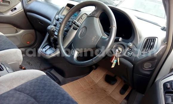 Acheter Occasion Voiture Toyota Harrier Blanc à Kampala, Ouganda Acheter Occasion Voiture Toyota Harrier Blanc à Kampala, Ouganda
