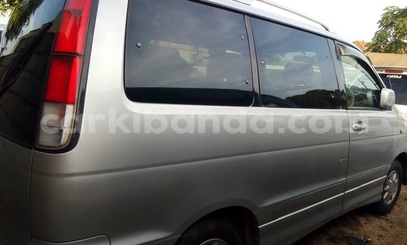 Acheter Occasion Voiture Toyota Noah Gris à Kampala, Ouganda Acheter Occasion Voiture Toyota Noah Gris à Kampala, Ouganda