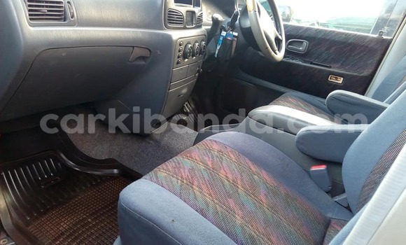 Acheter Occasion Voiture Toyota Noah Gris à Kampala, Ouganda Acheter Occasion Voiture Toyota Noah Gris à Kampala, Ouganda