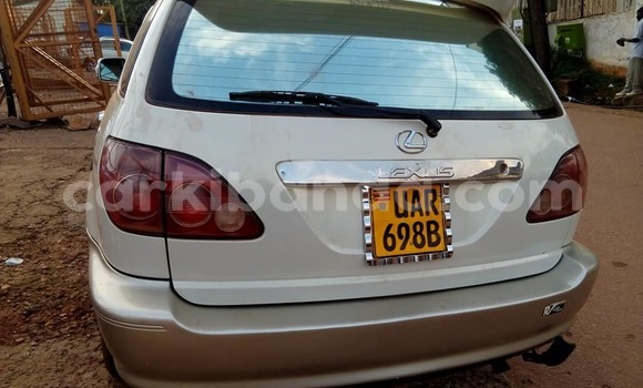 Acheter Occasion Voiture Toyota Harrier Blanc à Kampala, Ouganda Acheter Occasion Voiture Toyota Harrier Blanc à Kampala, Ouganda