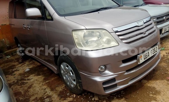 Acheter Occasion Voiture Toyota Noah Marron à Kampala, Ouganda Acheter Occasion Voiture Toyota Noah Marron à Kampala, Ouganda