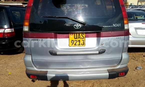 Gura Yakoze Toyota Noah Red Imodoka i Kampala mu Uganda Gura Yakoze Toyota Noah Red Imodoka i Kampala mu Uganda