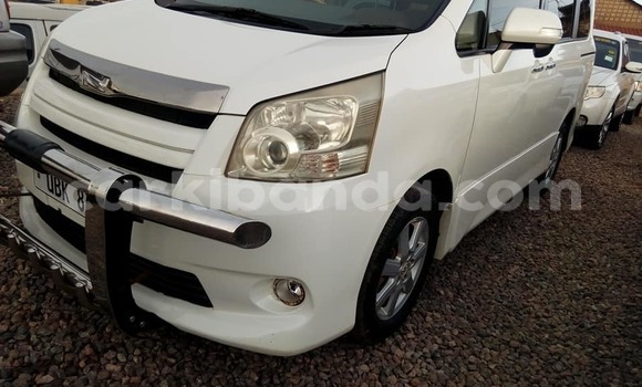 Nunua Ilio tumika Toyota Noah Nyeupe Gari ndani ya Kampala nchini Uganda