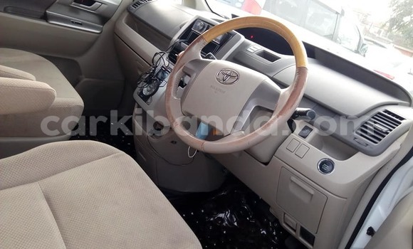 Acheter Occasion Voiture Toyota Noah Blanc à Kampala, Ouganda Acheter Occasion Voiture Toyota Noah Blanc à Kampala, Ouganda