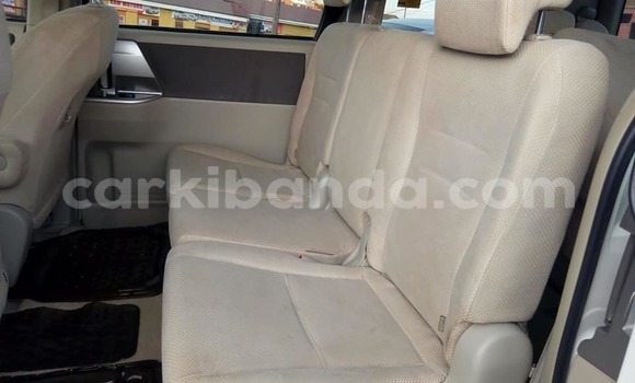 Acheter Occasion Voiture Toyota Noah Blanc à Kampala, Ouganda Acheter Occasion Voiture Toyota Noah Blanc à Kampala, Ouganda