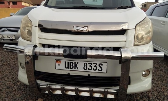 Acheter Occasion Voiture Toyota Noah Blanc à Kampala, Ouganda Acheter Occasion Voiture Toyota Noah Blanc à Kampala, Ouganda