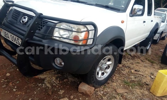 Nunua Ilio tumika Nissan Hardbody Nyeupe Gari ndani ya Kampala nchini Uganda