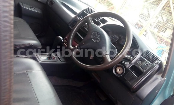 Gura Yakoze Toyota RAV4 Blue Imodoka i Kampala mu Uganda Gura Yakoze Toyota RAV4 Blue Imodoka i Kampala mu Uganda