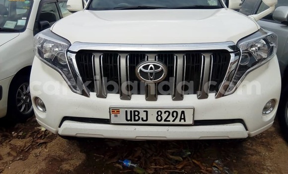 Gura Yakoze Toyota Land Cruiser White Imodoka i Kampala mu Uganda