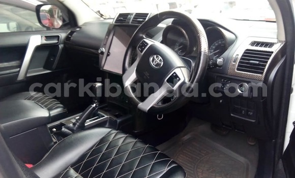 Acheter Occasion Voiture Toyota Land Cruiser Blanc à Kampala, Ouganda Acheter Occasion Voiture Toyota Land Cruiser Blanc à Kampala, Ouganda