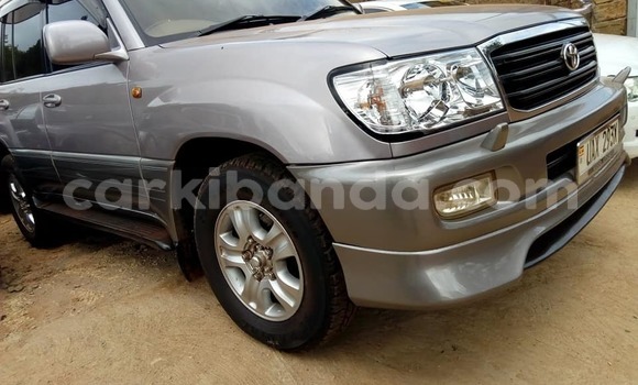 Gura Yakoze Toyota Land Cruiser Silver Imodoka i Kampala mu Uganda