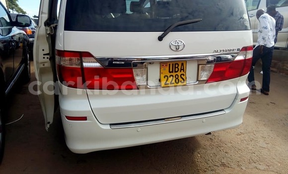 Gura Yakoze Toyota Alphard White Imodoka i Kampala mu Uganda Gura Yakoze Toyota Alphard White Imodoka i Kampala mu Uganda