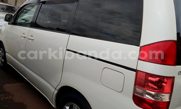 Acheter Occasion Voiture Toyota Noah Blanc à Kampala, Ouganda