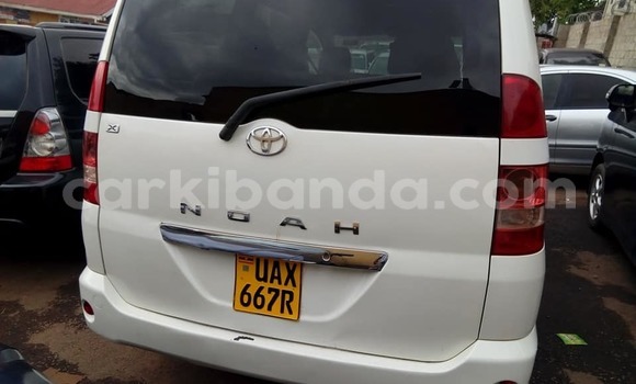 Gura Yakoze Toyota Noah White Imodoka i Kampala mu Uganda Gura Yakoze Toyota Noah White Imodoka i Kampala mu Uganda