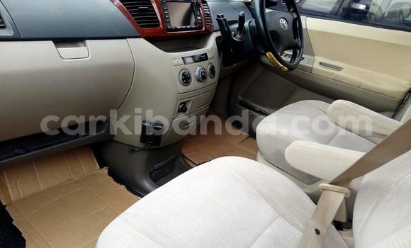 Gura Yakoze Toyota Noah White Imodoka i Kampala mu Uganda Gura Yakoze Toyota Noah White Imodoka i Kampala mu Uganda